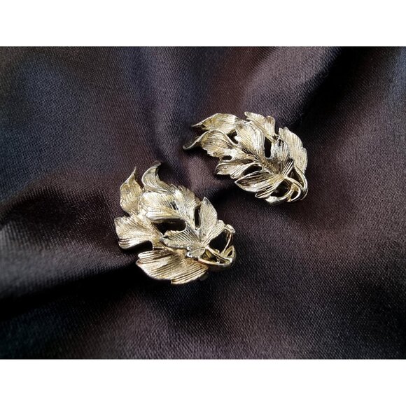 Vintage LISNER Signed Silver Tone Leaf Leaves Floral Earrings - Picture 1 of 5